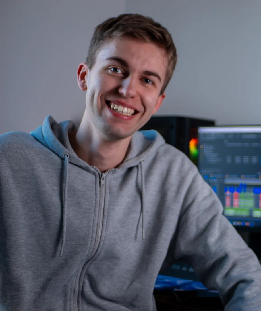 Portrait de Lucas Leprizé devant son poste de montage